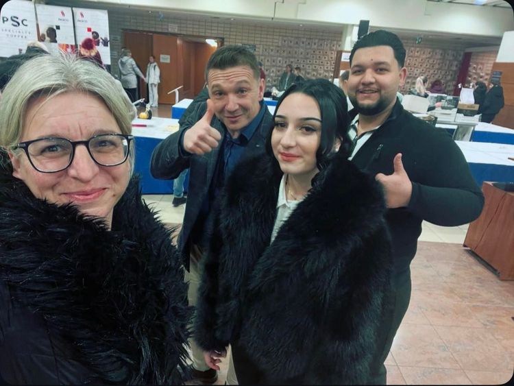 Lázár Amanda és Györgye Krisztofer tanulóink a mai napon az országos versenyen, a XIX. Pelikán Kupa Gasztronómia Kiállítás és Versenyen a legszebben csillogó ezüstérmet hozták el autentikus roma tematikájú díszített asztalukkal.