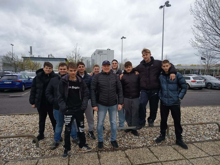 Iskolánk 2/10C osztályos gépjármű-mechatronikus tanulói Európa egyik legkorszerűbb gyárában a Győri AUDI gyárban jártak tegnap.