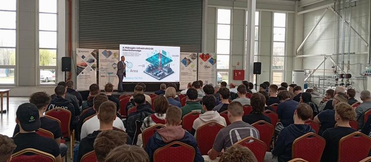 Az iskolánk végzős GÉPJÁRMŰ MECHATRONIKUS, és a 12. valamint 13. évfolyamos GÉPJÁRMŰ-MECHATRONIKAI TECHNIKUS tanulóink a GANZAIR Kft.-nél pályaorientációs napon vettek részt.