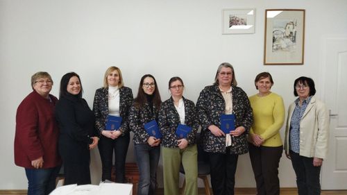 Felnőtt divatszabó képzésben résztvevők sikeres szakmai vizsgán vannak túl